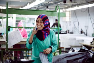 Mitarbeiterin eines Textilbetriebs in Tunesien, der Öko-Jeans herstellt.