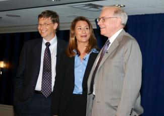 Bill und Melinda Gates mit Warren Buffet, der ebenfalls der Gates Foundation Milliarden versprochen hat.