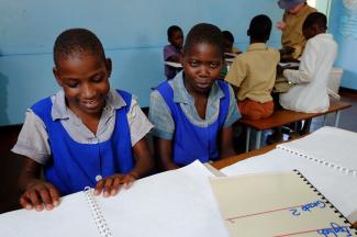 Faith und Violet sind blind und besuchen eine Schule für blinde und sehbehinderte Kinder in Kadoma, Simbabwe.