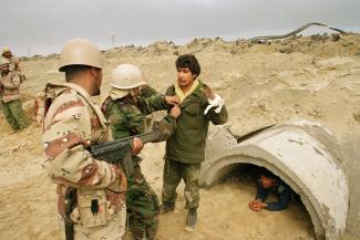 picture alliance / AP Photo / Laurent Rebours Iraqi soldiers surrendering in Kuwait in 1991.
