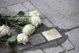 Auf vielen Bürgersteigen erinnern glänzende Stolpersteine an von Nazis verschleppte und ermordete Deutsche jüdischer Abstammung.