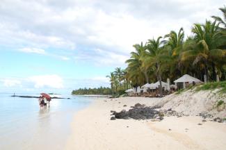Hotels in Mauritius are negatively affected by the absence of tourists from China. Beach in Belle Mare on the east coast.
