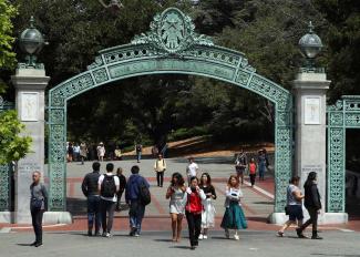 Mehr Vielfalt, aber auch höhere Studiengebühren: Eingangstor der University of California in Berkeley