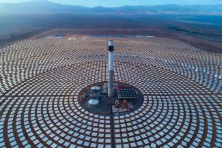 Mit solarthermischen Anlagen kann auf klimafreundliche Weise Wasserstoff für den Weltmarkt erzeugt werden: die Anlage Noor III in Marokko entstand mit finanzieller Unterstützung von der KfW Entwicklungsbank.