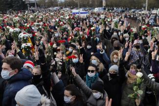 Trauergäste bei der Beerdigung eines von der Polizei erschlagenen jungen Mannes in Minsk am 20. November.