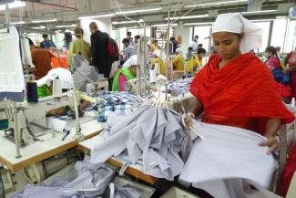 Arbeiterin in einer Textilfabrik in Bangladesch.