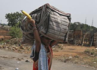 Mahesh Kumar A/picture-alliance/ASSOCIATED PRESS Zu Fuß nach Hause: Eine Wanderarbeiterin verlässt Anfang Mai Hyderabad.