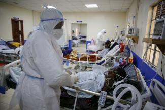 Gesichtsmasken, Schutzanzüge und Testkits werden in den Krankenhäusern Kenias dringend benötigt.