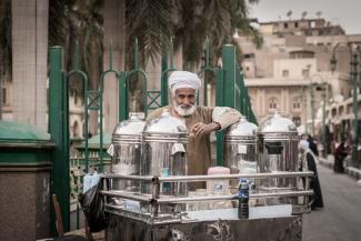 Ausgangssperren blockieren informelle Erwerbstätigkeit: Mobiler Teestand in Kairo im Herbst 2019.