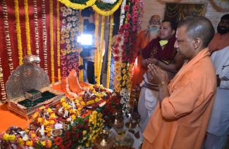 Yogi Adityanath, a BJP leader, observing a religious ceremony, not lockdown, on 25 March.