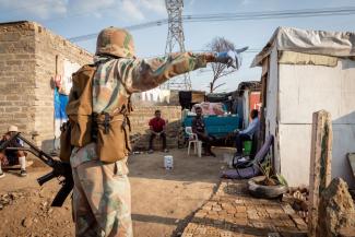 Abstandhalten ist kaum möglich: Soldat bei der Durchsetzung der südafrikanischen Ausgangssperre in einem Township.
