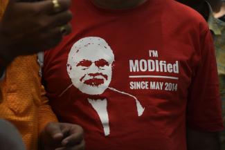Politisches Statement auf einem T-Shirt bei den Feiern zum Sieg der BJP in Neu-Delhi.