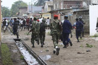 Sicherheitskräfte gehen Ende 2017 gegen Protestierende in Kinshasa vor.