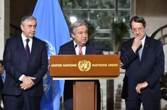 António Guterres with the Turkish Cypriot leader, Mustafa Akinci (left), and the Greek Cypriot leader, Nicos Anastasiades (right).