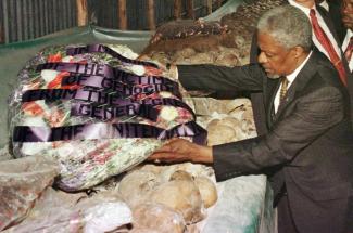 Kofi Annan besuchte 1998 als UN-Generalsekretär eine Genozid-Gedenkstätte in Ruanda.