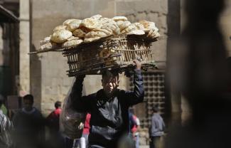 picture-alliance/dpa Street vendor in Cairo: Egypt's informal sector is huge.