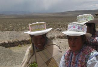 Indigenous women in the Peruvian Andes: the world’s poorest people do not benefit from spending that serves to provide for refugees in Germany.