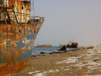 Wracks an der Küste von Zuwara, Libyen.
