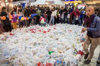 Rumpenhorst/picture-alliance/dpa Frankfurter Bürger begrüßen Flüchtlinge am Hauptbahnhof mit Proviantpaketen.