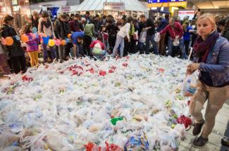 Frankfurter Bürger begrüßen Flüchtlinge am Hauptbahnhof mit Proviantpaketen.