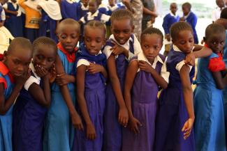 Tansanische Schulmädchen vor einer Gavi-Impfung 2013.
