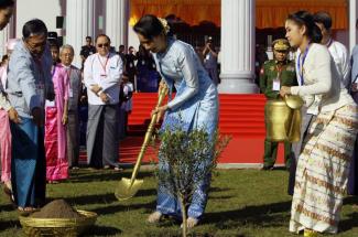 Aung San Suu Kyi pflanzt bei der Eröffnung des Nationalen Zentrums für  Versöhnung und Frieden im Januar in Myanmars Hauptstadt Naypyitaw einen Baum.