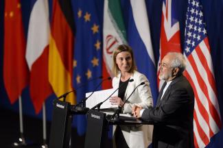 EU-Außenkommissarin Federica Mogherini und Irans Außenminister Javad Zarif stellen am 2. April den Atom-Rahmenvertrag in Lausanne vor.