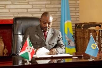 Präsident Pierre Nkurunziza hat Gitega schon lange der bisherigen Hauptstadt Bujumbura vorgezogen. Hier unterschreibt er in Gitega im Juni 2018 die neue Verfassung.