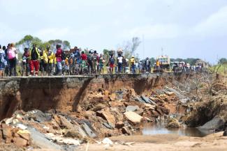 picture-alliance/AP Photo Durch Zyklon Idai zerstörte Straße in Nhamatanda, etwa 50 Kilometer entfernt von Beira.