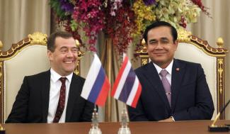 Sakchai Lalit/AP Prayuth Chan-o-cha mag Partner, die sich nicht einmischen. Im April empfing er den russischen Ministerpräsidenten Dmitri Medwedew zu Wirtschaftsgesprächen in Bangkok. prime minister, for economic and trade talks in Bangkok.