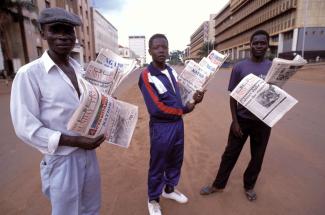 Narrative sind wichtig: Zeitungsverkäufer in Uganda.