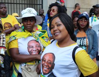 Anhängerinnen der südafrikanischen Regierungspartei ANC und des Präsidenten Cyril Ramaphosa.