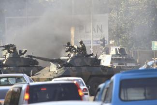 Tsvangirayi Mukwazhi/picture-alliance/AP Photo Panzer auf den Straßen von Harare am 1. August.
