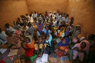 Eine Grundschule in einem Flüchtlingslager im Tschad, in das Menschen aus dem Sudan geflohen sind.