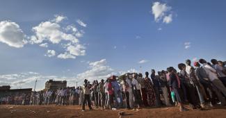 Schlange vor einem kenianischen Wahllokal.
