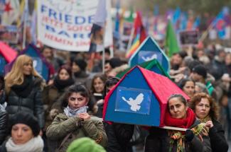 Kurden demonstrieren in Frankfurt gegen das Ende der Friedensverhandlungen zwischen türkischer Regierung und PKK.