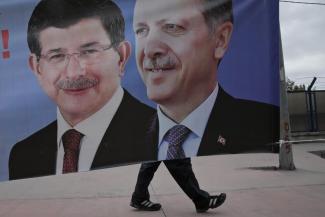 Nach den Einbußen bei den Wahlen im Juni verliert der türkische Staatspräsident Erdogan (rechts) an politischer Macht.