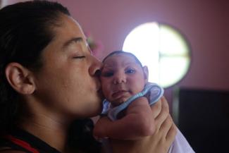 Brasilianisches Baby: Zika steht im Verdacht, bei ungeborenen Kindern das Gehirnwachstum zu bremsen („Mikrozephalie“).