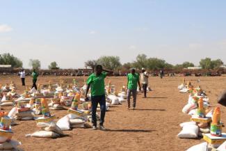 Nahrungsmittelverteilung der Welthungerhilfe in Somaliland im April: Für je eine Familie werden Öl, Milchpulver, Reis und Datteln bereitgestellt.