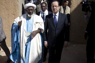picture-alliance/abaca President François Hollande visiting Timbuktu in February.