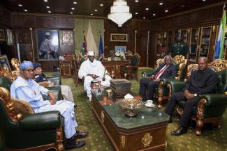 picture-alliance Kollegialer Druck: Vier gewählte Präsidenten (aus Nigeria, Liberia, Sierra Leone und Ghana) besuchten im Dezember Gambias abgewählten Staatschef Jammeh und sagten ihm, er müsse abtreten.