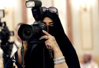 picture-alliance/AP Photo Women in Saudi Arabia have few professional options: a journalist in Riyadh.