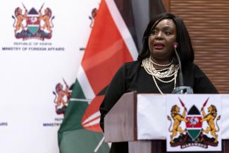 Außenministerin Raychelle Omamo ist eine der wenigen einflussreichen Politikerinnen Kenias.