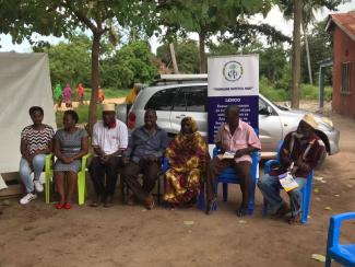 Dorfbewohner bei einer vom „United for Our Rights“-Projekt in Kalole, Tansania, organisierten Versammlung.