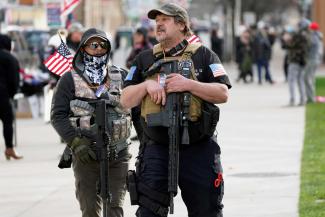 picture alliance / ASSOCIATED PRESS / Paul Sancya Nicht nur die Sprache von Trump-Anhängern ist ungehobelt – ihr Verhalten ist es oft auch.