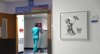 picture-alliance/empics/Andrew Matthews “The game changer” is an artwork created by street artist Banksy to thank hospital workers during lockdown: here at Southampton General Hospital.