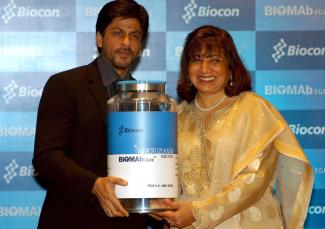 Nicht viele Frauen sind so erfolgreich wie Kiran Mazumdar-Shaw (rechts). Sie ist Gründerin und Vorsitzende von Biocon Limited, einem der größten Biotechnologie-Unternehmen in Indien. Im Jahr 2006 stellte sie gemeinsam mit dem Bollywood-Schauspieler Shah Rukh Khan (links) ein neues Krebsmedikament vor.