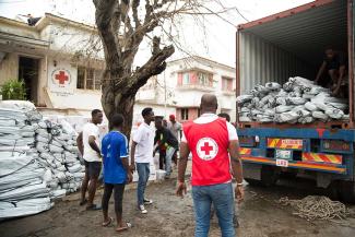 Mitarbeiter des Roten Kreuzes versorgen Überlebende des Zyklons Idai in Mosambik, 2019.