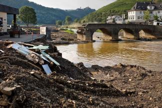 picture alliance / imageBROKER / Stefan Ziese Flood damage in Germany last summer.