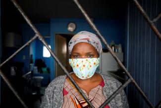 picture alliance / Mike Hutchings Alphonia Zali, a household helper in South Africa, was one of millions of women who lost their jobs during lockdowns.
